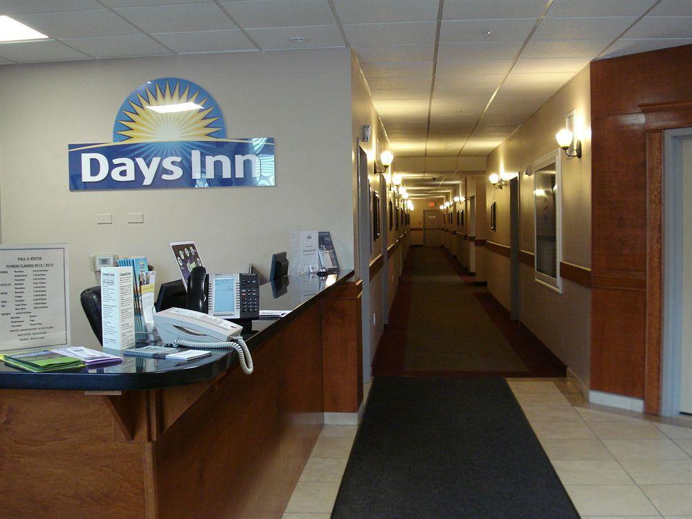 Days Inn By Wyndham Chetwynd Exterior foto